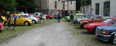 Die Young- und Oldtimer vor dem Museum